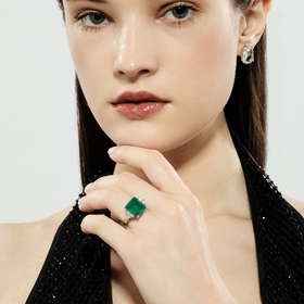 Серебряное кольцо с темно-зеленым кристаллом