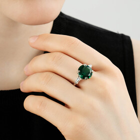 Кольцо из серебра с зеленым кристаллом