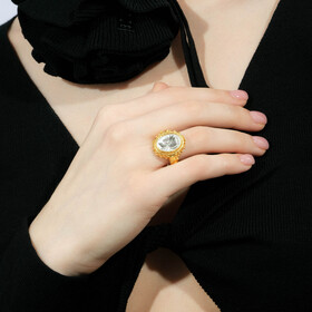Золотистое ребристое кольцо с античным мужским ликом