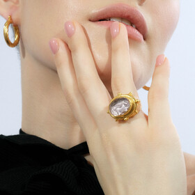Золотистое кольцо с розовым кристаллом