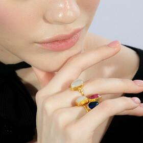 Золотистое кольцо с синим камнем в огранке груша