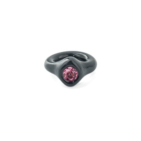 Черное кольцо с розовым кристаллом