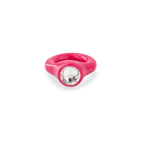 Ярко-розовое кольцо из полимерной глины с крупным прозрачным стразом