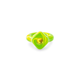 Кольцо зелено-желтого цвета из полимерной глины с желтым стразом