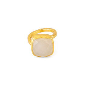 Золотистое кольцо с молочным квадратным камнем