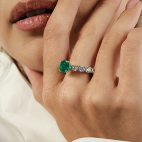 Серебряное кольцо с зеленым кристаллом и паве из белых кристаллов