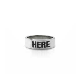 Кольцо с надписью «HERE NOW»