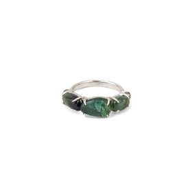 Кольцо из серебра «утопая в зелени»