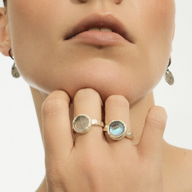 Серебристое кольцо с круглым кристаллом
