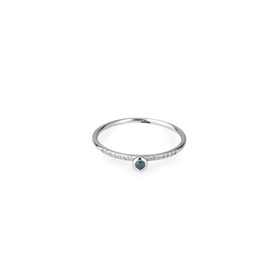 Тонкое кольцо из белого золота с дорожкой из белых бриллиантов и круглым голубым бриллиантом