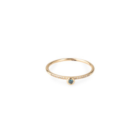 Тонкое кольцо из желтого золота с дорожкой из белых бриллиантов и круглым голубым бриллиантом