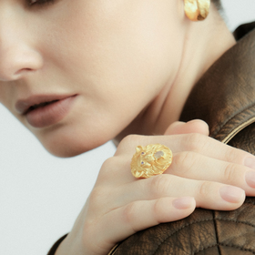 Покрытое золотом кольцо MERLION с лабрадором и аместистом