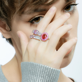 Кольцо из серебра с тремя крупными розовыми кристаллами