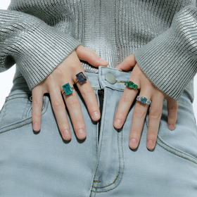 Серебряное кольцо с тремя крупными зелеными кристаллами