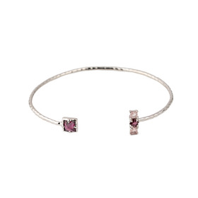 Открытый браслет из серебра с прямоугольными камнями родолитового граната и розовым кварцем