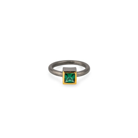черное кольцо из серебра с зеленым квадратным фианитом