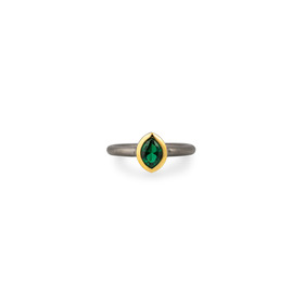 Черненое кольцо из серебра с зеленым овальным фианитом