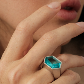 Кольцо из серебра с крупным голубым кристаллом