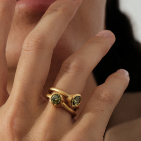Позолоченное кольцо из серебра с зеленым фианитом