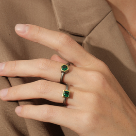 Черное кольцо из серебра с зеленым квадратным фианитом