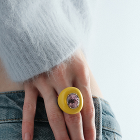 Кольцо Bon-Bon из титана с выращенным ситаллом и с желтой керамикой