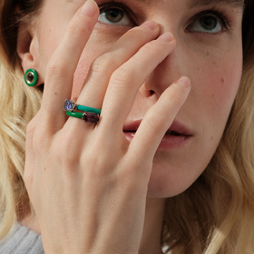 Кольцо с танзанитом с зеленой высокотехнологичной керамикой