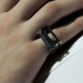 Серебряное кольцо Step Ring с черной шпинелью
