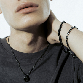 Черный браслет-цепь инициалами бренда и вставками из кристалов Bikkembergs