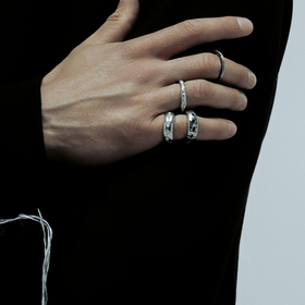 Изогнутое кольцо из серебра с топазами