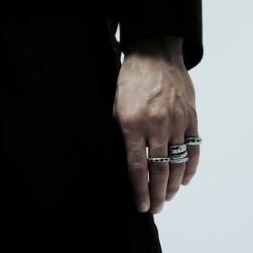 Изогнутое кольцо из серебра с сапфирами