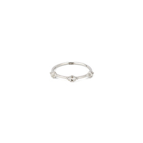Серебряное кольцо тонкое со вставками из круглого горного хрусталя