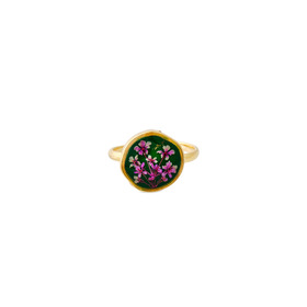 Маленькое круглое золотистое зеленое кольцо с бело-розовыми цветками