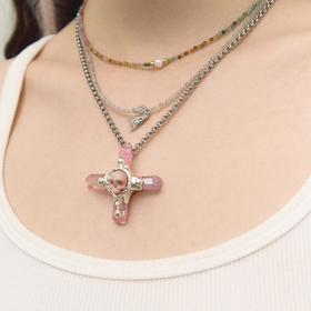 Розовый кулон-крест с черепом на длинной цепочке