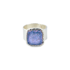 Кольцо с дихроическим голубо-розовым стеклом с серебряным покрытием