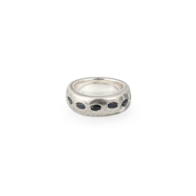 Широкое кольцо из серебра с сапфирами