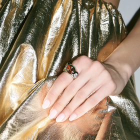 Серебристое кольцо Ava волнообразной формы со вставками из разноцветных фианитов
