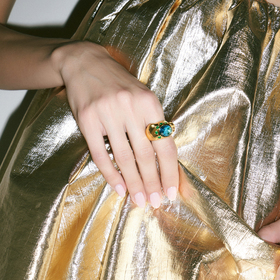 Золотистое кольцо Ava волнообразной формы со вставками из зеленых и голубого кристалла