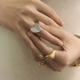 Серебристое кольцо-печатка в форме сердца с кристаллами