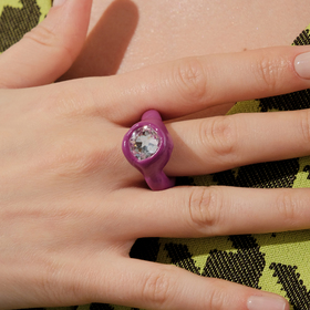 Фиолетовое кольцо из полимерной глины с крупным стразом