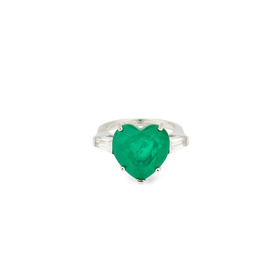 Кольцо из серебра с крупным зеленым кристаллом сердце