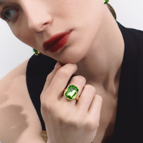 Золотистое кольцо с зеленым кристаллом