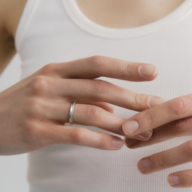 Женское обручальное кольцо из белого золота с бриллиантами