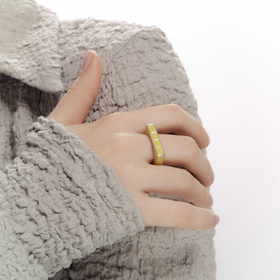 Желтое квадратное кольцо из серебра с эмалью