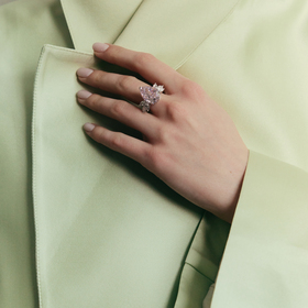 кольцо из серебра с крупным розовым кристаллом и лепестками