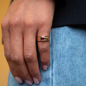 Покрытое розовым золотом кольцо из серебра с родолитом