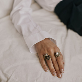 Золотистое кольцо «Лягушка на лотосе» с жемчугом и кристаллами
