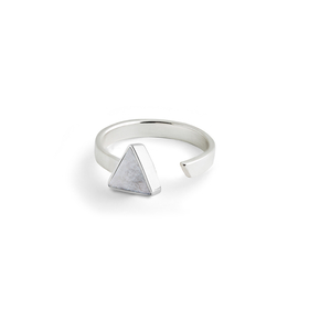 Незамкнутое кольцо-треугольник  из серебра со светлым плоским перламутром