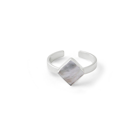 Кольцо с ромбом из серебра со светлым плоским перламутром