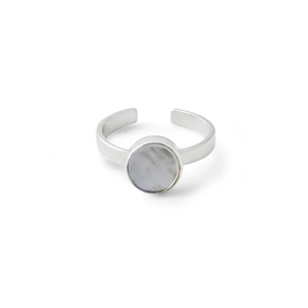 Незамкнутое кольцо-круг из серебра со светлым плоским перламутром