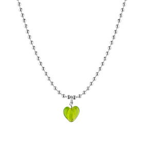 Серебристая цепь из шариков с зеленым сердечком